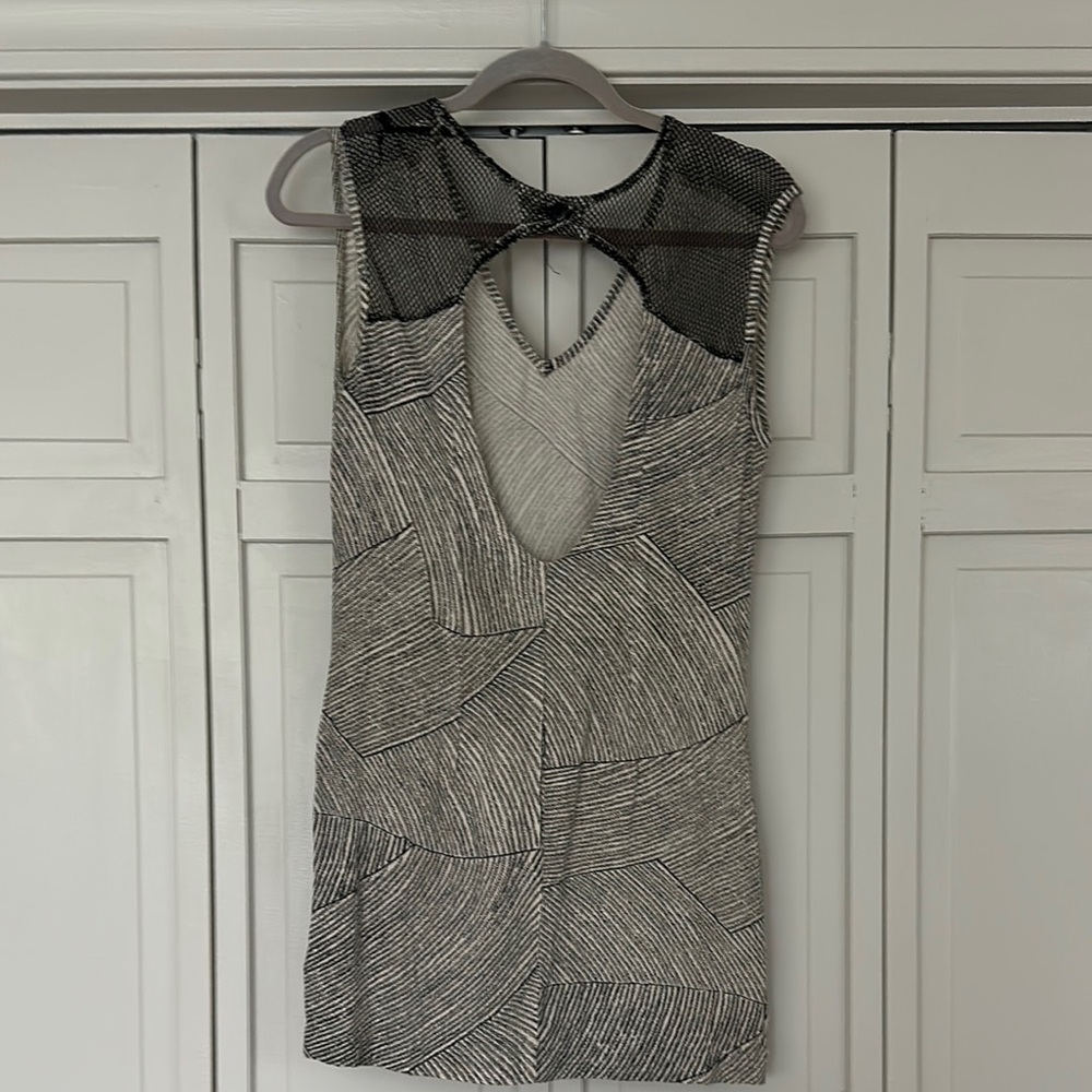Black and White Patterned Sleeveless Top - Picture 2 of 3